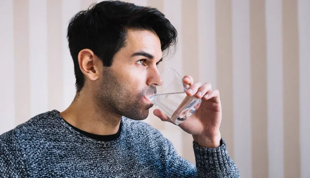 FACT CHECK: Does drinking 3 litres of water really ‘flush out’ alcohol?